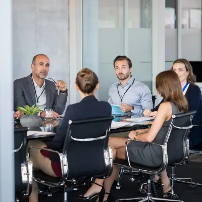 Des employés en réunion autour d'une table