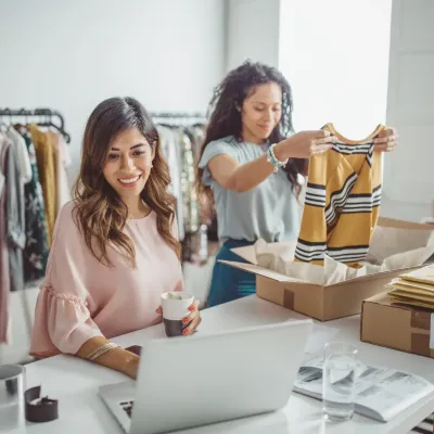 twee vrouwen in kledingszaak  twee vrouwen in kledingszaak