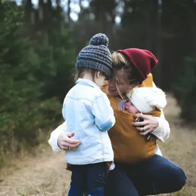 moeder met twee kinderen in het bos