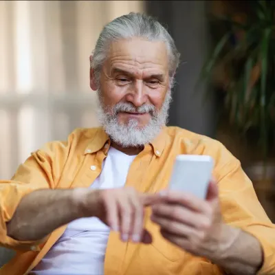 oudere man op smartphone