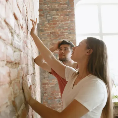 Een jong koppel dat hun droomwoning renoveert