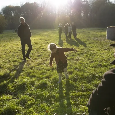 Familie die geniet van een zonnige namiddag
