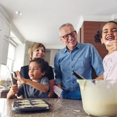 Grootouders met hun kleinkinderen in de keuken