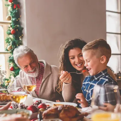 Grootvader dochter en kleinzoon aan de kersttafel