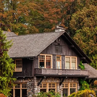 Houten huis in het bos