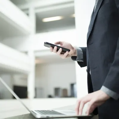 Ondernemer die de Izimi app gebruikt op zijn smartphone