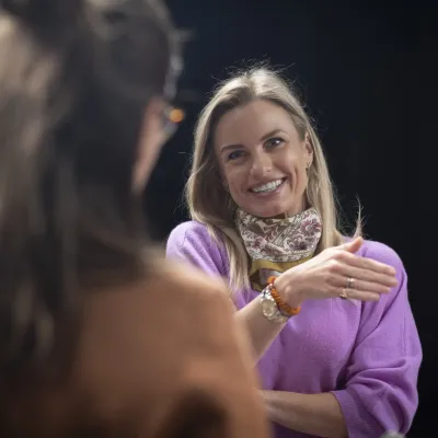 Notaris Astrid Dobbels bij de opname van de podcast 'Zeg es notaris'