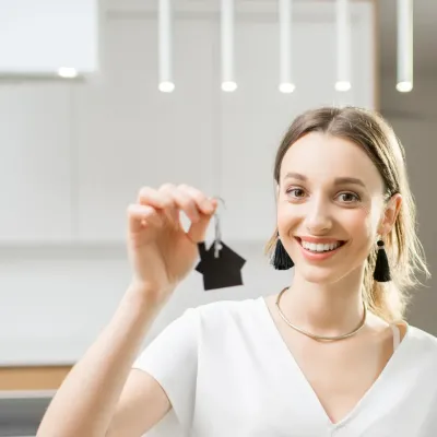 Jonge koper van een woning met de sleutels in de hand