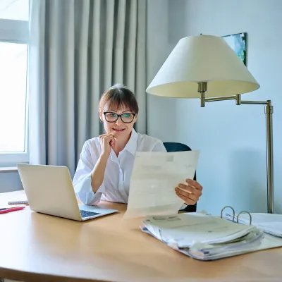 vrouw die naar documenten kijkt