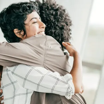 twee vrouwen knuffelen