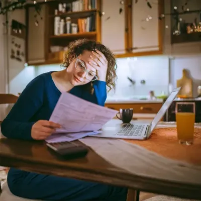 vrouw aan het rekenen