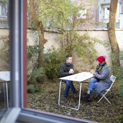 Koppel dat in hun tuin genieten van hun nieuwe woning