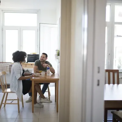Koppel in hun nieuw appartement