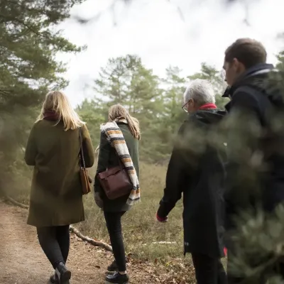 Familie op wandel in de natuur