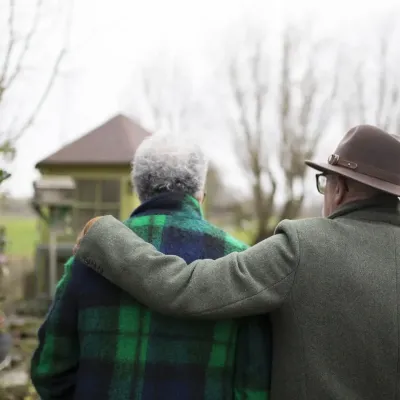 Koppel dat in de tuin staat