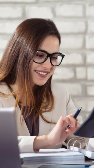 vrouw aan het rekenen