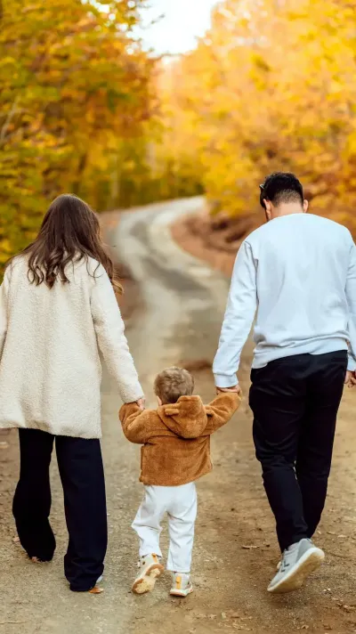 Jong gezin op stap in de natuur