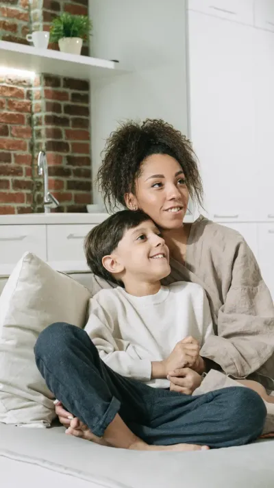 Jonge moeder met haar zoon thuis