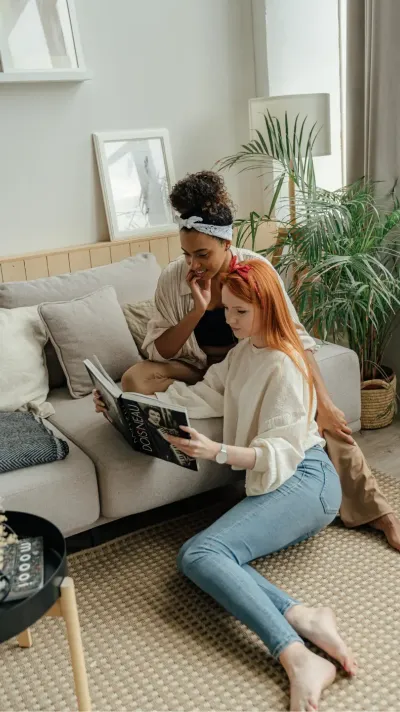Twee vrouwen in hun nieuwe woning Twee vrouwen in hun nieuwe woning