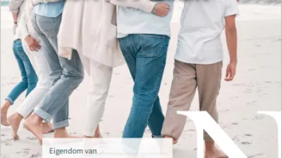 familie wandelt strand