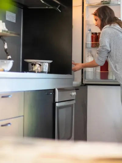 vrouw die iets zoekt in frigo