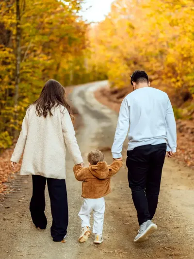 Jong gezin op stap in de natuur