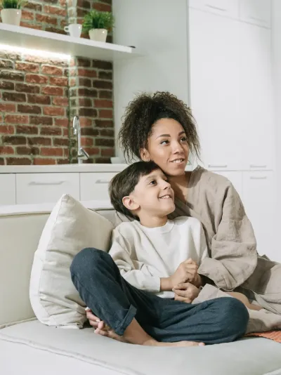 Jonge moeder met haar zoon thuis