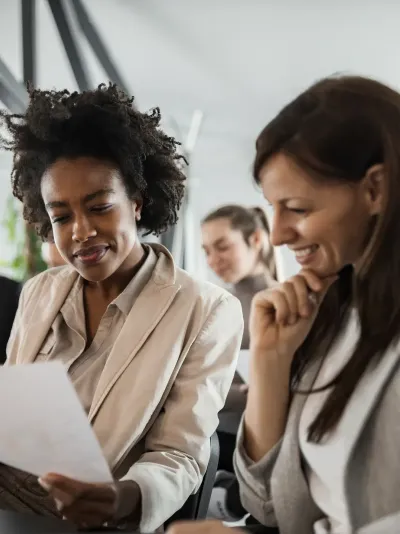 Twee vrouwen aan het werk op kantoor