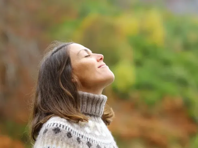 vrouw geniet van natuur
