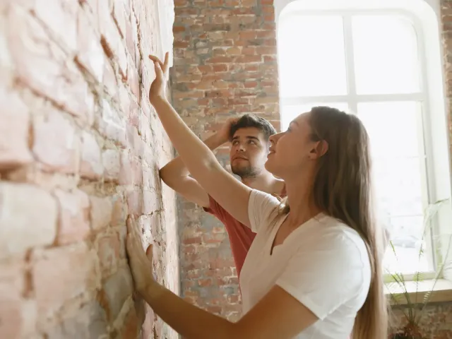 Een jong koppel dat hun droomwoning renoveert