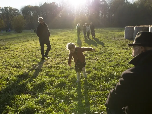 Familie die geniet van een zonnige namiddag