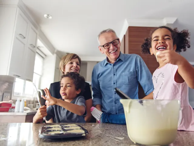 Grootouders met hun kleinkinderen in de keuken