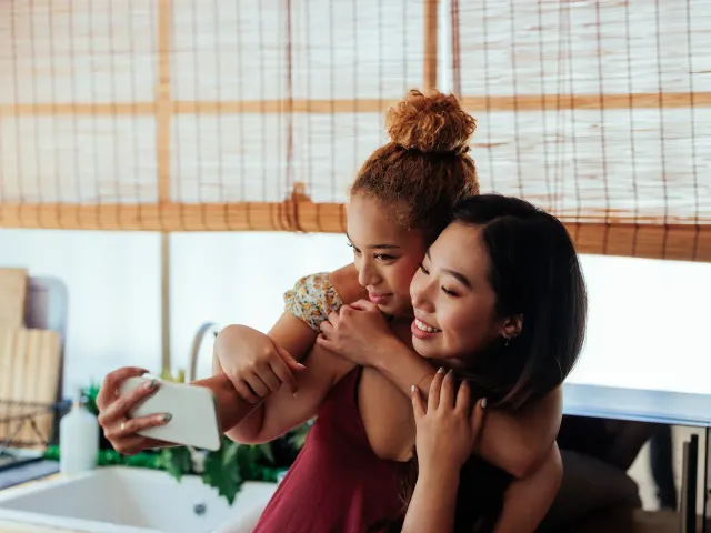 Koppel van hetzelfde geslacht dat een selfie neemt