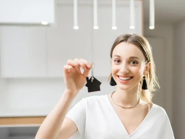 Jonge koper van een woning met de sleutels in de hand