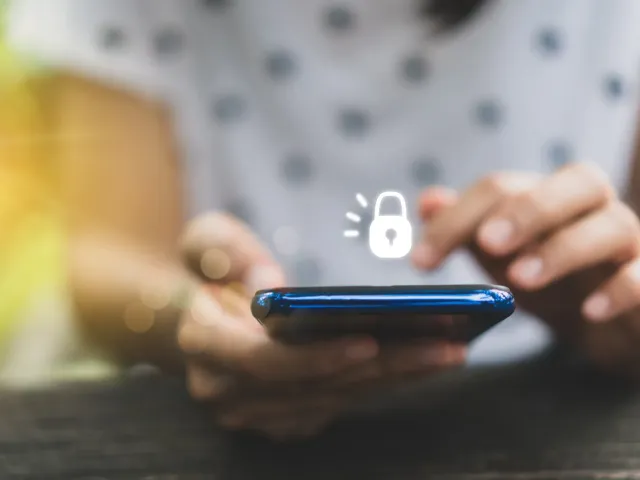 Persoon met telefoon en digitale beveiliging