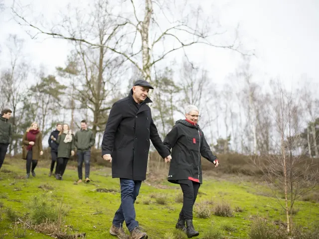 Familie op wandel in de natuur