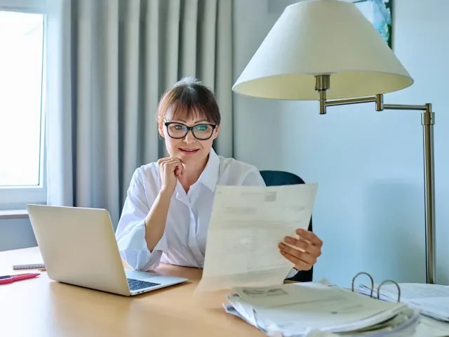 vrouw die naar documenten kijkt