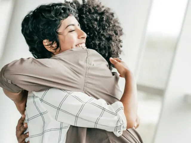 twee vrouwen knuffelen
