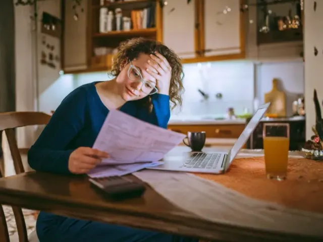 vrouw aan het rekenen