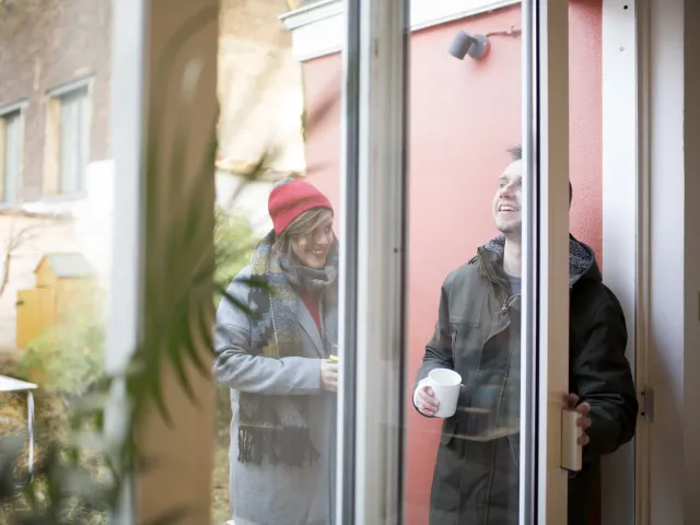 Jong koppel in hun woning