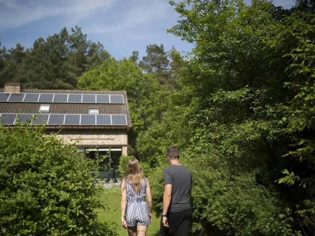 Jong koppel dat een huis met een tuin bezoekt