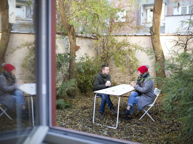 Koppel dat in hun tuin genieten van hun nieuwe woning