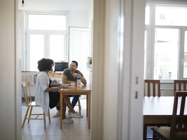 Koppel in hun nieuw appartement