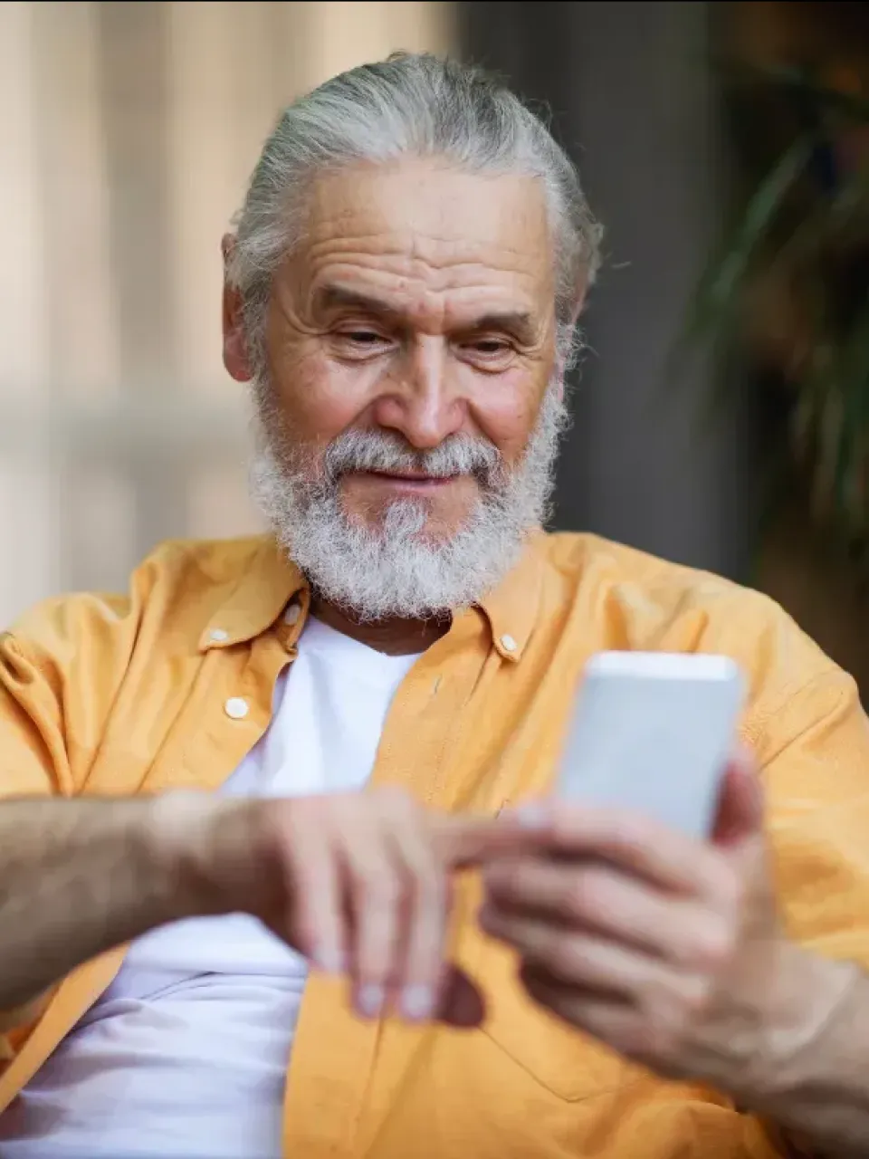 oudere man op smartphone