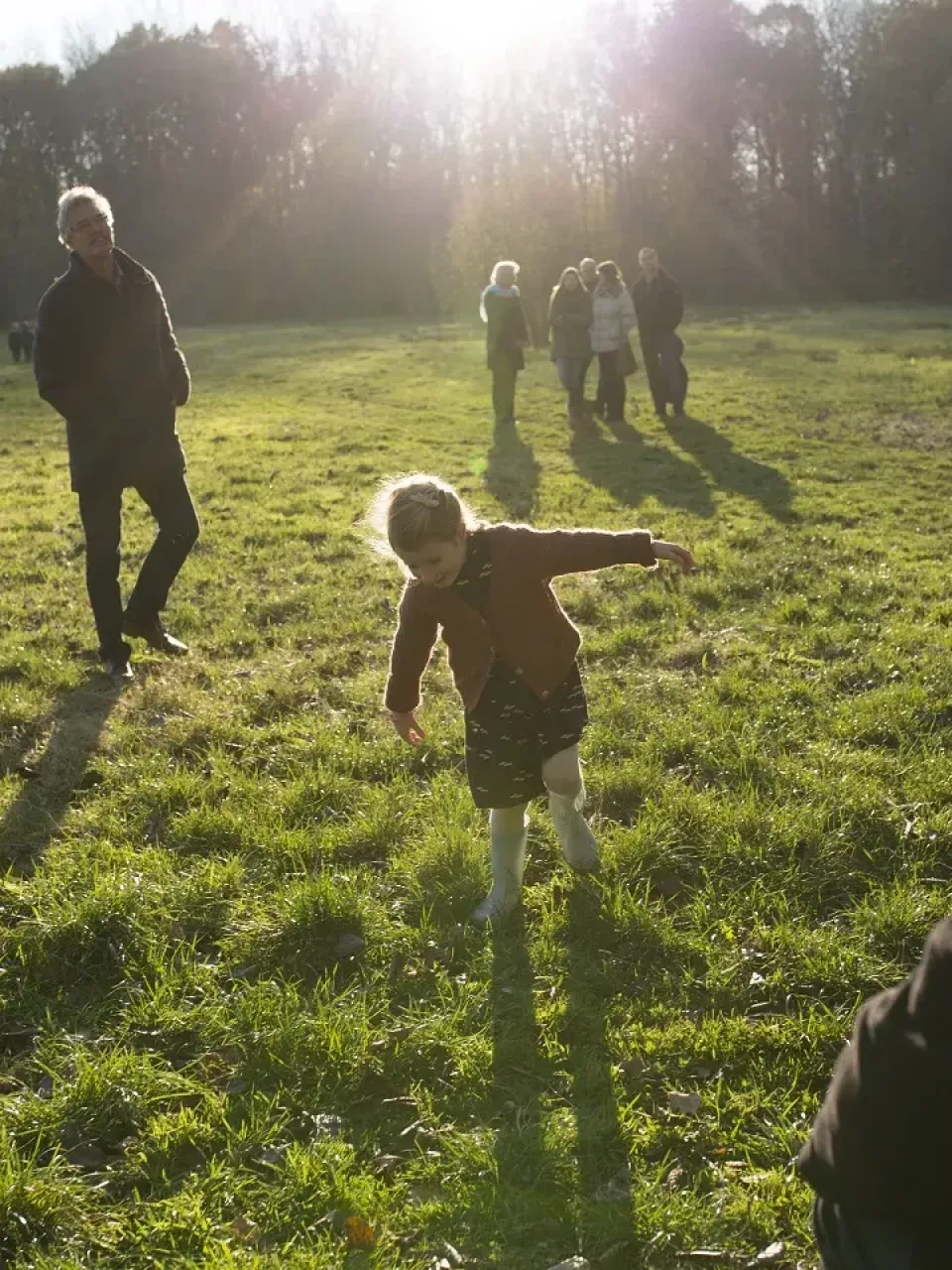 Familie die geniet van een zonnige namiddag
