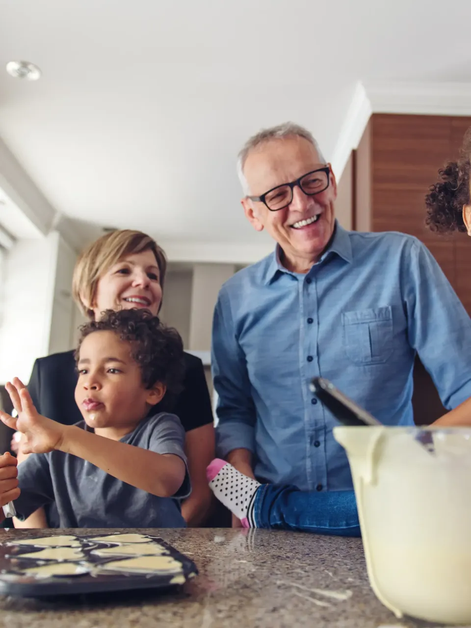 Grootouders met hun kleinkinderen in de keuken