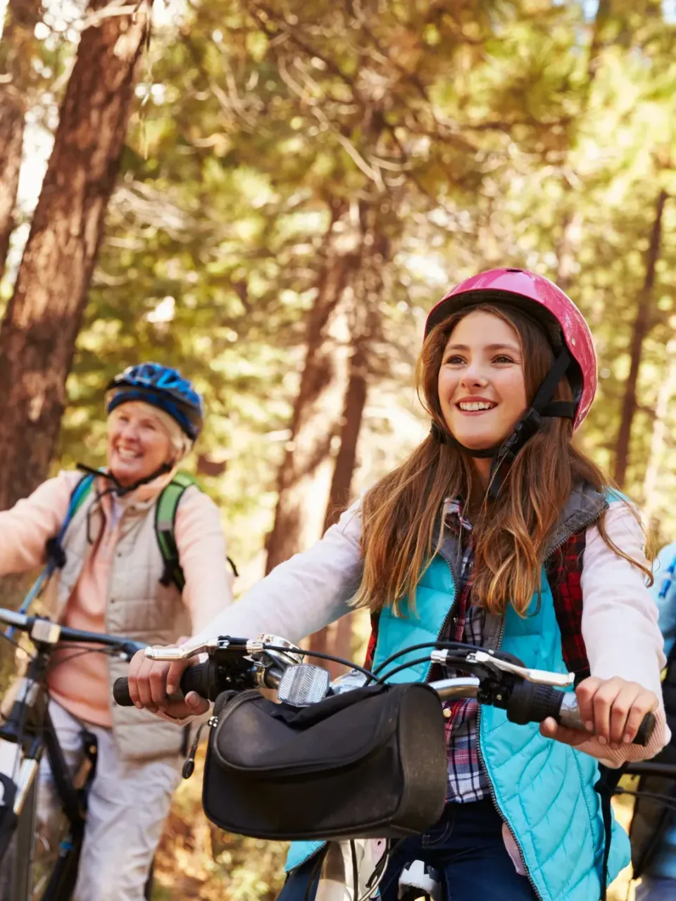 Grootouders met hun kleinkinderen op de fiets in het bos