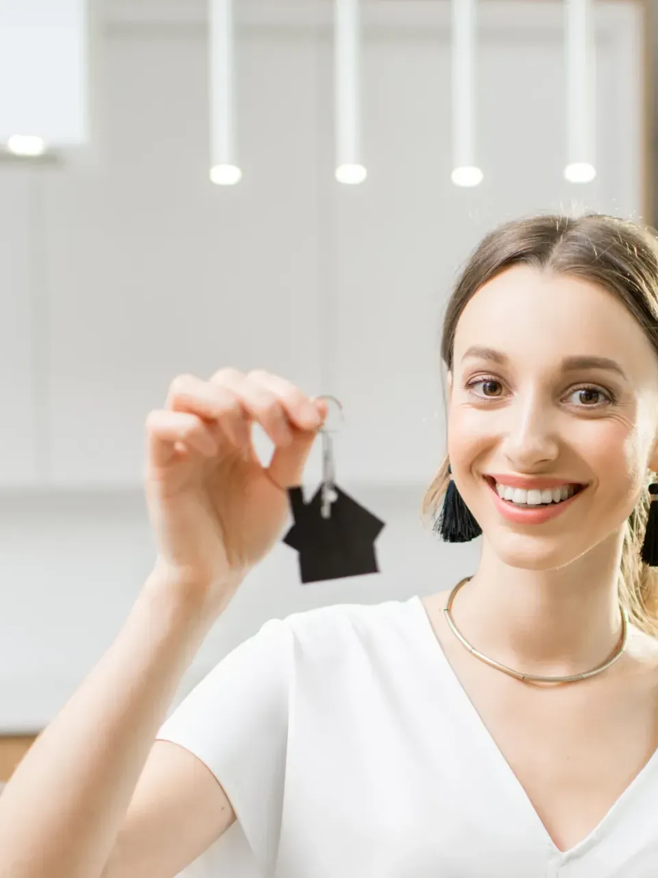 Jonge koper van een woning met de sleutels in de hand