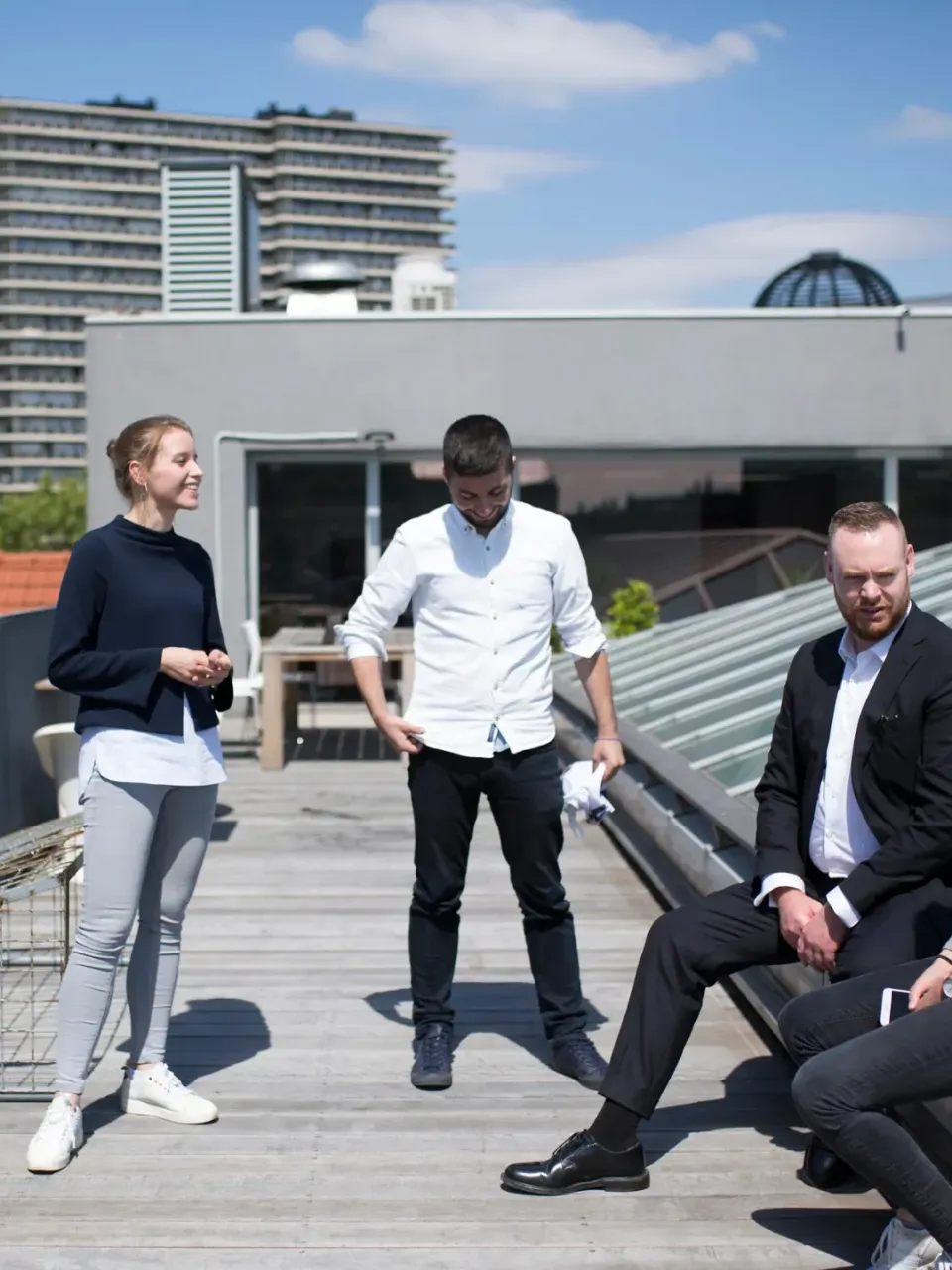 Groep collega's buiten aan het vergaderen