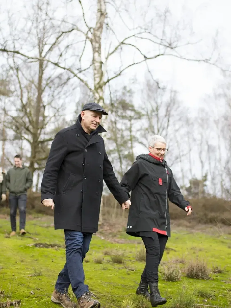 Familie op wandel in de natuur